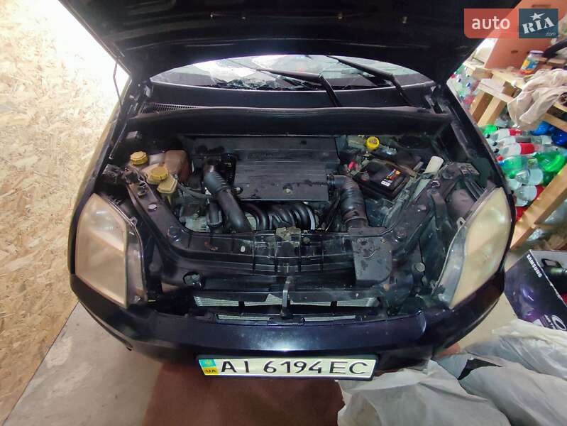Хэтчбек Ford Fusion 2003 в 