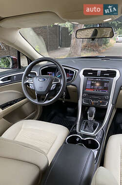 Седан Ford Fusion 2016 в 
