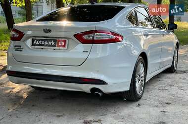Седан Ford Fusion 2015 в 