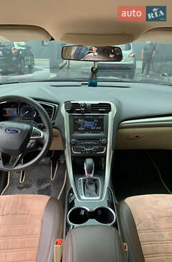 Седан Ford Fusion 2016 в 