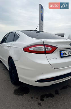 Седан Ford Fusion 2016 в 