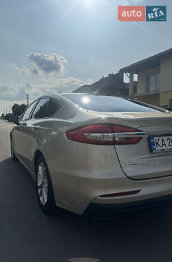 Седан Ford Fusion 2019 в 