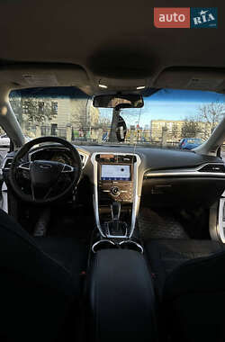Седан Ford Fusion 2016 в 