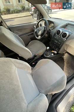 Хэтчбек Ford Fusion 2004 в 