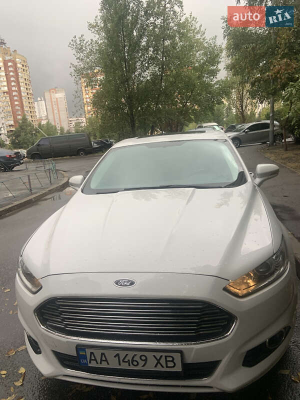 Седан Ford Fusion 2016 в 