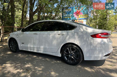 Седан Ford Fusion 2017 в 