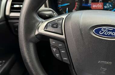 Седан Ford Fusion 2016 в 