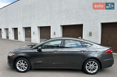 Седан Ford Fusion 2019 в 