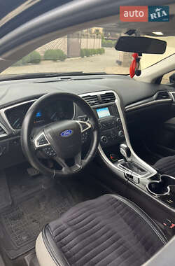 Седан Ford Fusion 2016 в 