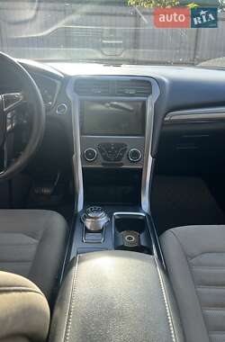 Седан Ford Fusion 2016 в 