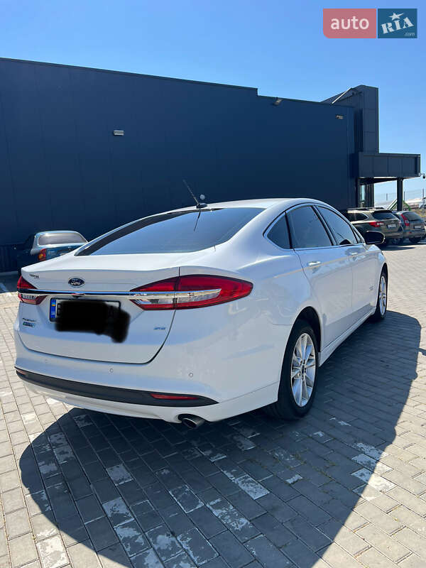 Седан Ford Fusion 2016 в Первомайську