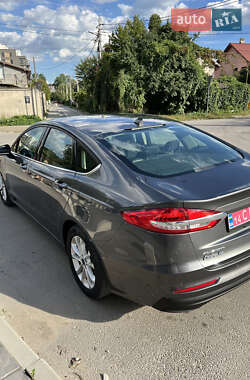 Седан Ford Fusion 2019 в 