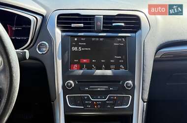 Седан Ford Fusion 2016 в 
