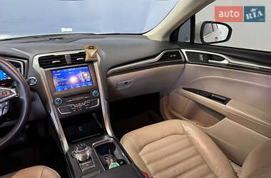 Седан Ford Fusion 2017 в 