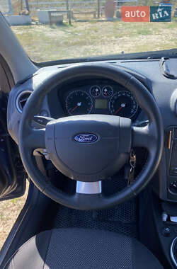 Хэтчбек Ford Fusion 2011 в 