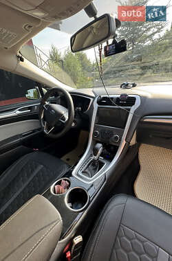 Седан Ford Fusion 2015 в 