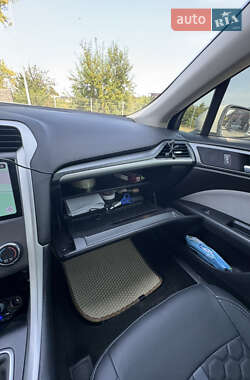 Седан Ford Fusion 2015 в 