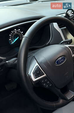 Седан Ford Fusion 2015 в 