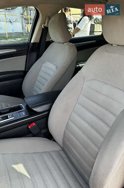 Седан Ford Fusion 2016 в 