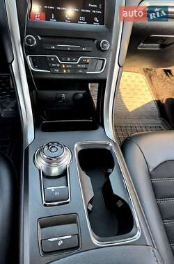 Седан Ford Fusion 2016 в 