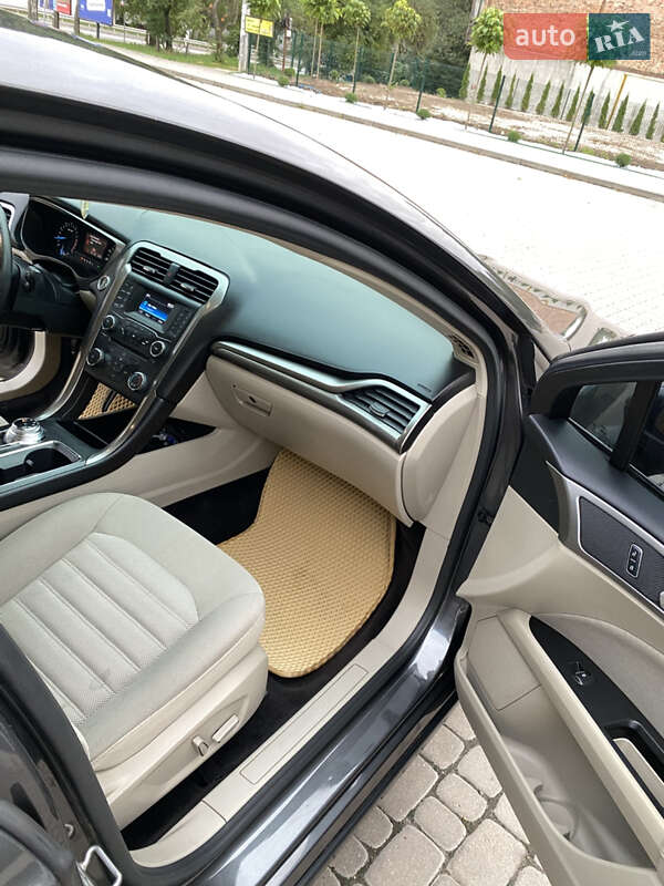 Седан Ford Fusion 2016 в Острозі