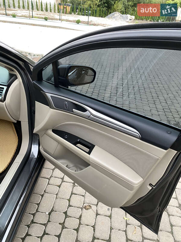Седан Ford Fusion 2016 в Острозі