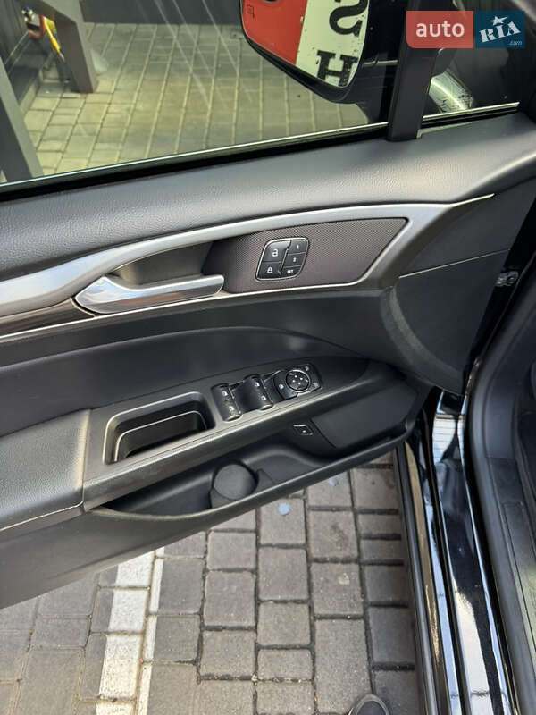 Седан Ford Fusion 2017 в Авангарді