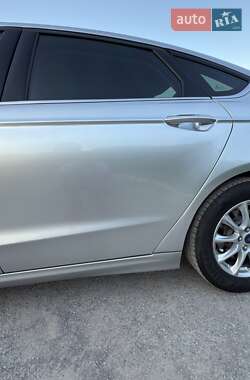 Седан Ford Fusion 2016 в 
