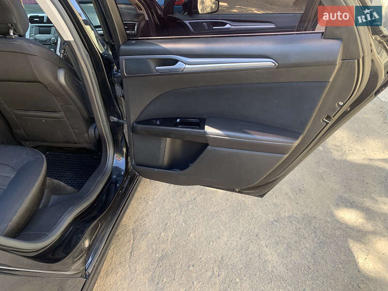 Седан Ford Fusion 2014 в Раздельной