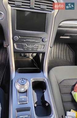 Седан Ford Fusion 2016 в 