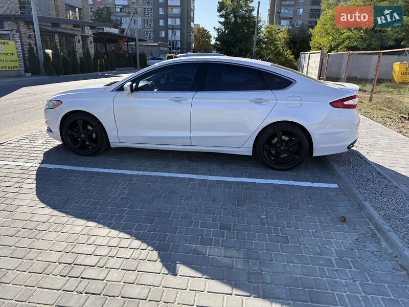 Седан Ford Fusion 2015 в Олександрії
