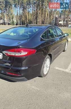 Седан Ford Fusion 2019 в 