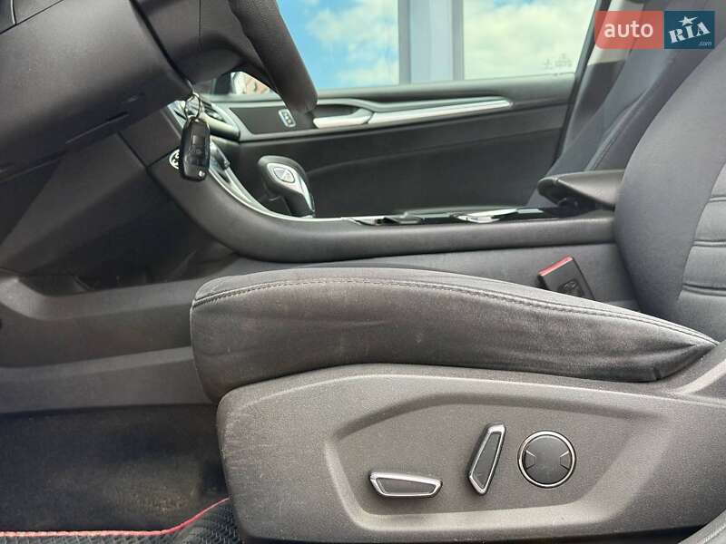 Седан Ford Fusion 2013 в Рівному