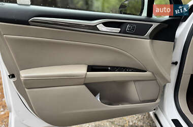 Седан Ford Fusion 2016 в 