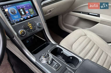 Седан Ford Fusion 2016 в 