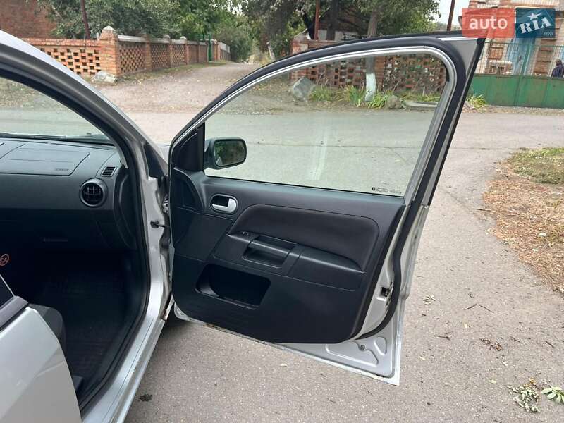 Хетчбек Ford Fusion 2004 в Дніпрі