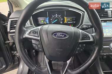 Седан Ford Fusion 2016 в 