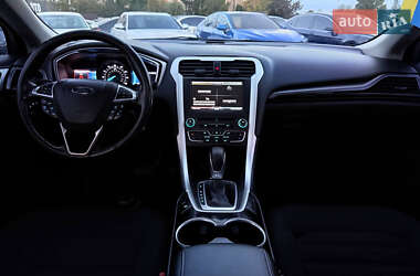 Седан Ford Fusion 2016 в 