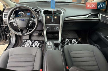 Седан Ford Fusion 2016 в 