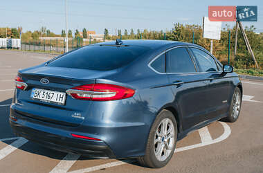 Седан Ford Fusion 2018 в 