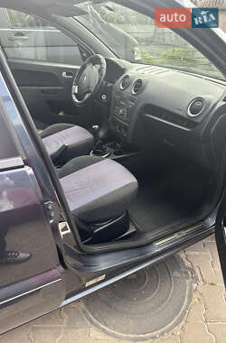 Хэтчбек Ford Fusion 2010 в 