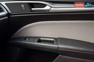 Седан Ford Fusion 2016 в 