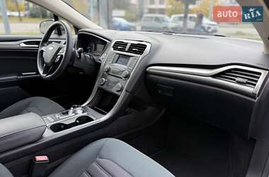 Седан Ford Fusion 2017 в 