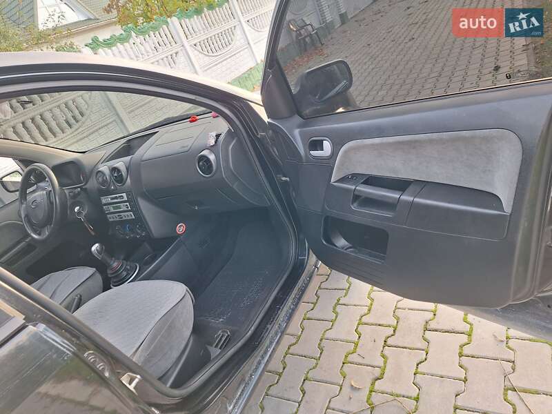 Хетчбек Ford Fusion 2004 в Чернівцях
