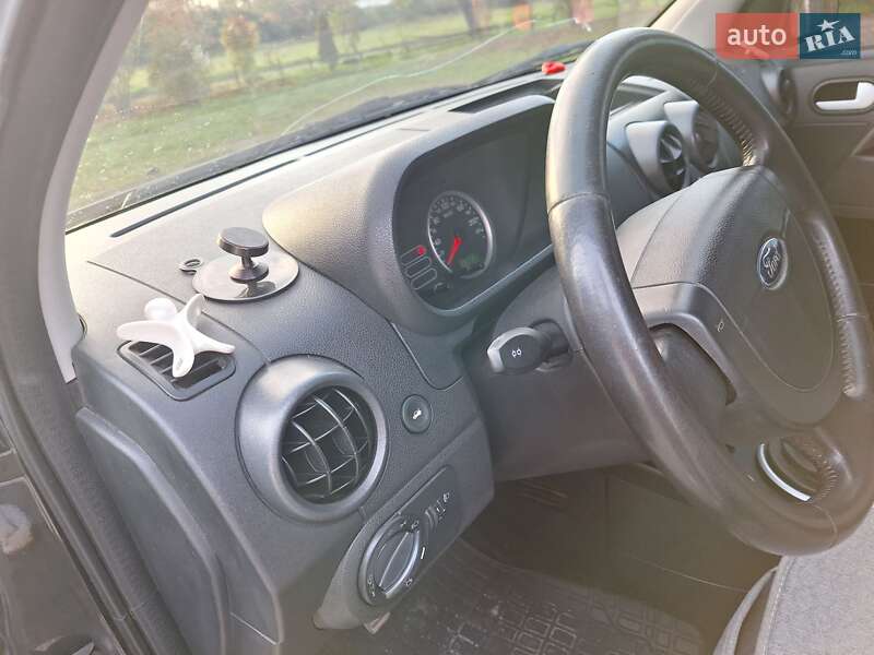 Хетчбек Ford Fusion 2004 в Чернівцях