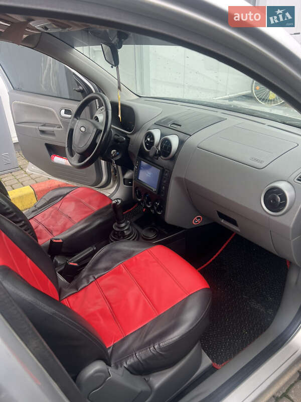 Хэтчбек Ford Fusion 2003 в Львове