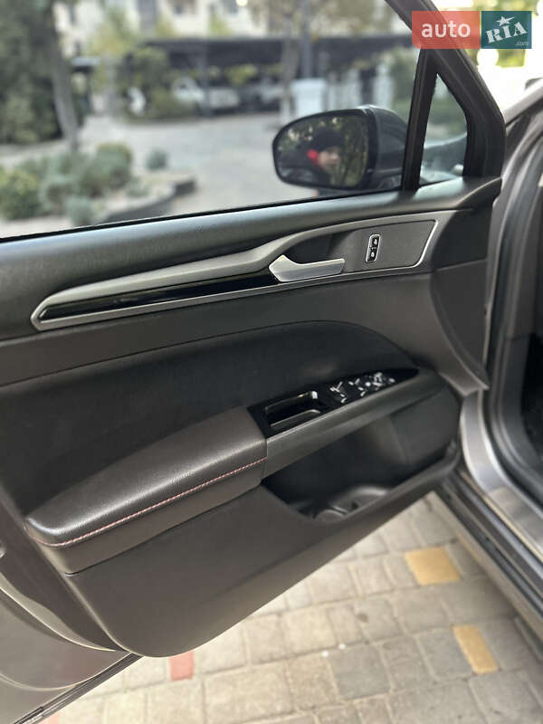 Седан Ford Fusion 2013 в Одесі