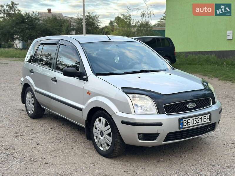 Хэтчбек Ford Fusion 2003 в Первомайске