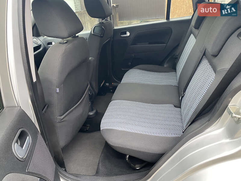 Хетчбек Ford Fusion 2006 в Житомирі