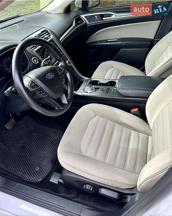 Седан Ford Fusion 2016 в Бучі